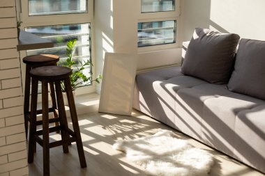 Beyaz resim tuvali odada duruyor.