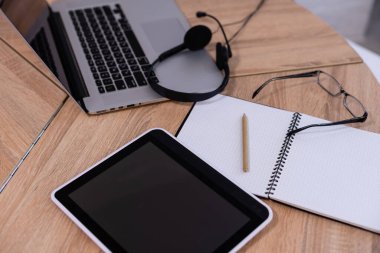 Tabletli ve akıllı telefonlu dizüstü bilgisayar