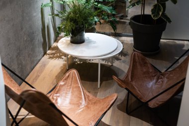 İş Çalışanlarının Sosyal Mesafesi Ofiste Hapşırık Korumaları Kullanıyor