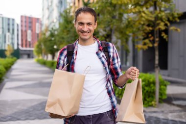 dağıtım, posta ve insan konsepti - tek kullanımlık kağıt torba içinde müşteriye yemek getiren mutlu bir adam