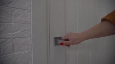 Kadın ofisteki iş adamına kapıyı açar. Ağır çekimde yakın çekim.