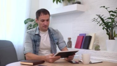 İş adamı video görüşmesi yapıyor, kameraya bakıyor ve konuşuyor, ortaklarla online stratejiyi tartışıyor, milenyum iş koçu Webinar 'ı kaydediyor, İnsan Kaynakları Müdürü iş görüşmesi yapıyor.