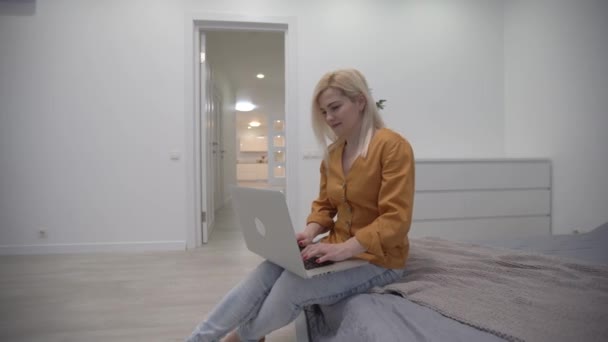 Focused businesswoman working on laptop computer in home office. Female manager typing on laptop keyboard indoors. Portrait of woman looking at laptop screen in office — Stock Video