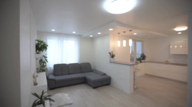 Yeni evin yemek ve oturma odası. Tatil evinde ya da yazlıktaki büyük gri kanepe. tadilattan sonra daire