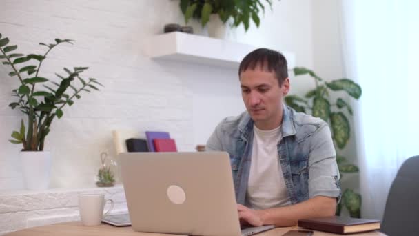 Jefe de disparo millennial chico sentarse en la sala de estar hace videollamada mira a la cámara, conversación por videocall distante, contratación a distancia proceso de entrevista de trabajo, tutor y aprendiz de estudio en línea — Vídeo de stock