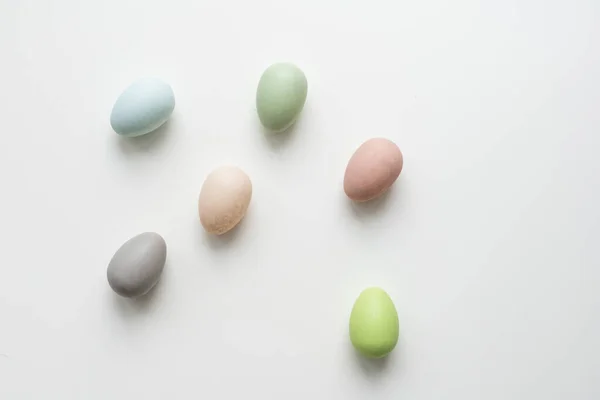 Великодні яйця на білому тлі — стокове фото