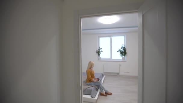 Εστιασμένη επιχειρηματίας που εργάζεται σε φορητό υπολογιστή στο γραφείο στο σπίτι. Γυναίκα διευθυντής πληκτρολογώντας στο πληκτρολόγιο laptop σε εσωτερικούς χώρους. Πορτρέτο της γυναίκας που κοιτάζει την οθόνη του φορητού υπολογιστή στο γραφείο — Αρχείο Βίντεο