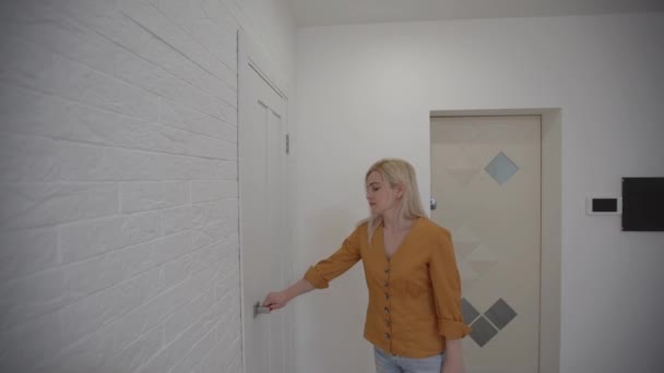 Žena otevře dveře pro obchodníka v kanceláři detailní záběr zpomalený film — Stock video