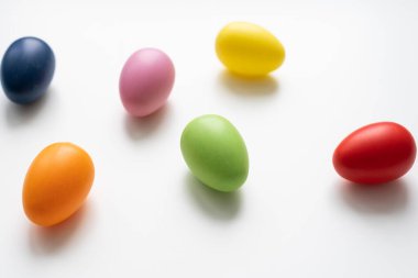 Beyaz arka planda paskalya yumurtaları