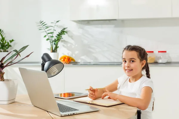 Enfants enseignement à distance. Petite fille mignonne utilisant un ordinateur portable à la maison. Éducation, étude en ligne, étude à domicile, technologie, science, avenir, enseignement à distance, devoirs, écolière concept de style de vie. — Photo