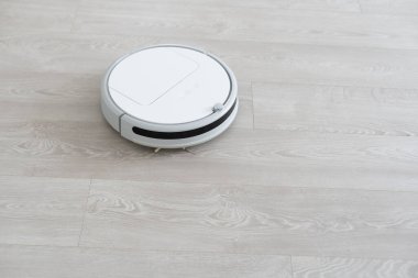Modern Oturma Odasında Robot Elektrikli Süpürge