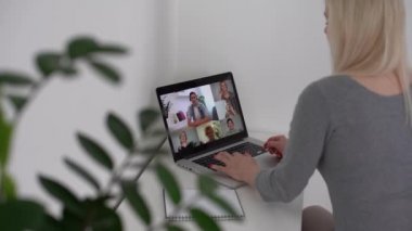 Laptopta Evde Çalışan Bir Kadın Grup Video Konferansı Yapıyor