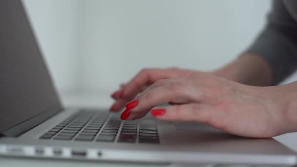 Beyaz klavye tuşlarına basan ve kalem tutan kadın ellerinin yakın çekimi. — Stok video