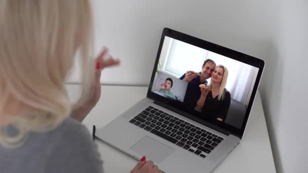 Frau arbeitet von zu Hause aus mit Gruppenvideokonferenz am Laptop — Stockvideo