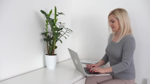 비지니스 여성 이 동료들 과 비디오 콘퍼런스에서 계획에 대해 이야기하는 것을 보 세요. 비즈니스 팀은 온라인 회의를 위해 노트북을 사용 한다. 집에서 똑똑 하게 일하는 사람들. — 비디오