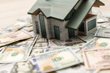 Evin planı bir tomar paranın üzerinde.