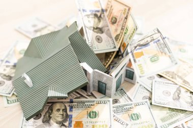 Binanın planı, paranın yanındaydı. Evin planının yanındaki paradan bahsediyorum. İpotek. Emlak satın almak. Konsept - ev satın alma tasarrufu.