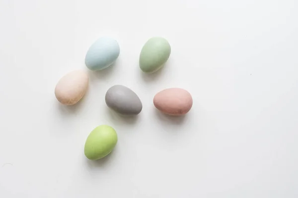 Барвисті великодні яйця на білому тлі — стокове фото