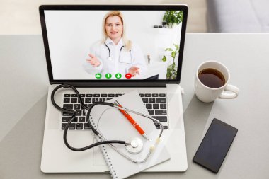 Kadın doktorun portre görüntüsü ya da konuşma ekranı bilgisayarda danışma istemcisi, hasta hastayla görüntülü konuşma, bilgisayardaki webcam konferansını kullan