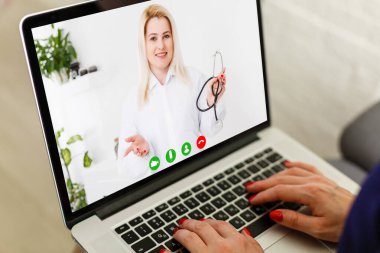 Kadın doktorun portre görüntüsü ya da konuşma ekranı bilgisayarda danışma istemcisi, hasta hastayla görüntülü konuşma, bilgisayardaki webcam konferansını kullan