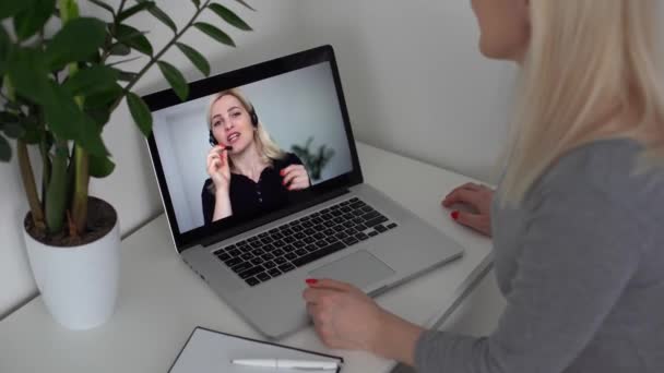 Γυναίκα που εργάζονται από το σπίτι έχοντας την ομάδα Videoconference στο Laptop — Αρχείο Βίντεο