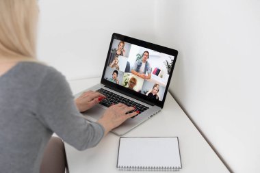 Laptopta Evde Çalışan Bir Kadın Grup Video Konferansı Yapıyor