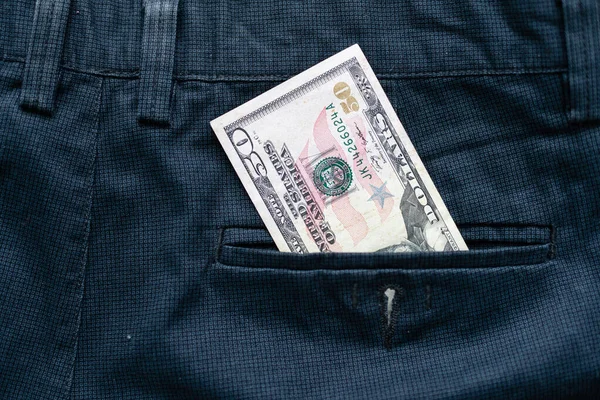 Argent dans la poche du jean, dollar dans la poche — Photo