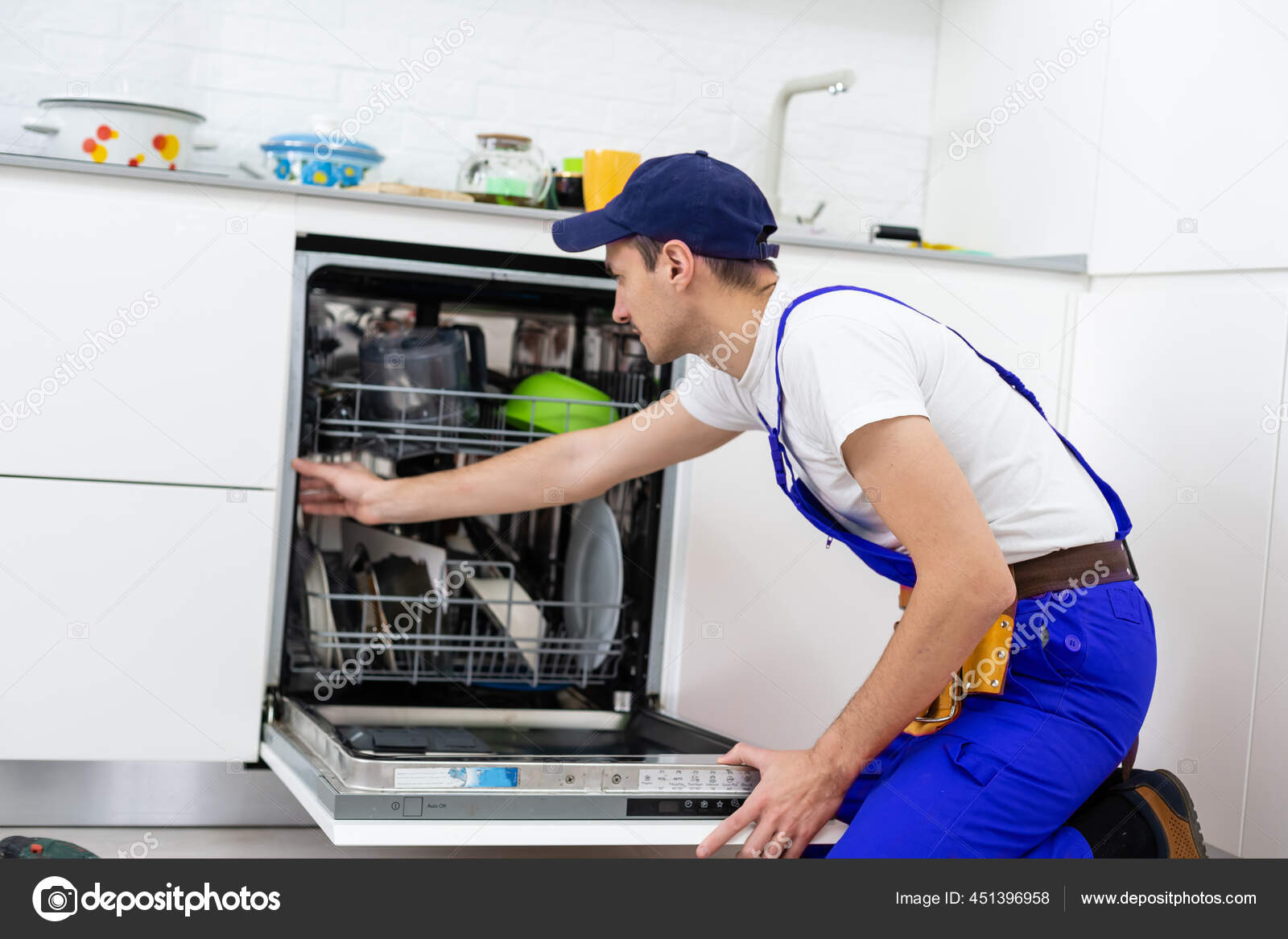Reparation opvaskemaskiner. Føreren er kommet hjem og reparerer opvaskemaskinen — Stock-foto © sinenkiy #451396958