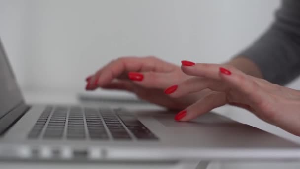 Vrouwelijke vingers die een toets indrukken op een hedendaagse laptop. Ik werk met de computer. Notitieboek. Handtypen in toetsenbord. Close-up bedrijf vrouwen handen handgehouden buiten — Stockvideo