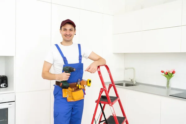 Junger Mann baut Küchenmöbel zusammen. — Stockfoto