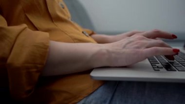Genç bir iş kadınının elleri internet tarayıcısında e-posta ve sörf yapmak için dizüstü bilgisayarda ya da klavyede çalışırken yakın plan görüntüsü