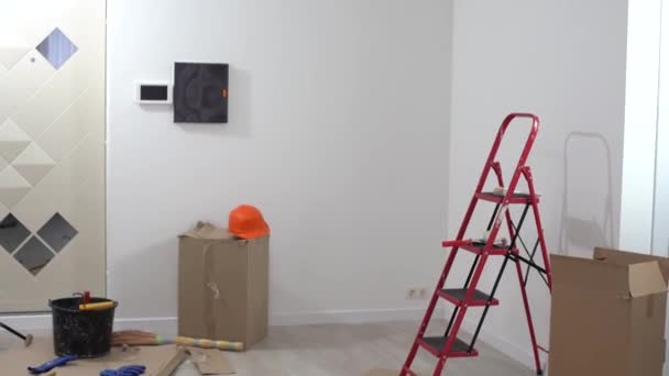 Escalera de pie en la habitación para renovar — Vídeo de stock