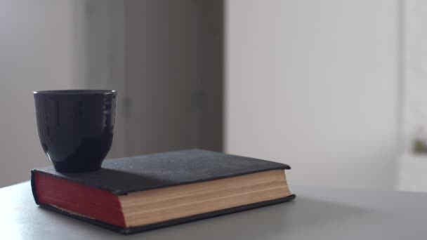 Ročník staré knihy na dřevěné palubě desku stolu u zdi — Stock video