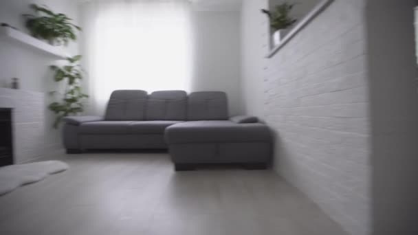 Eetkamer en woonkamer van nieuw huis. Grote grijze bank in vakantiehuis of vakantievilla. appartement na renovatie — Stockvideo