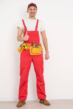 Beyaz arka planda çalışan erkek inşaat işçisinin stok görüntüsü