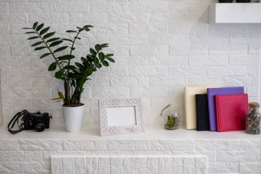 Beyaz bir duvar arkaplanındaki beyaz eski fotoğraf çerçevesi