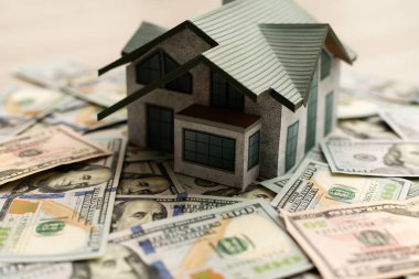 Binanın planı, paranın yanındaydı. Evin planının yanındaki paradan bahsediyorum. İpotek. Emlak satın almak. Konsept - ev satın alma tasarrufu.