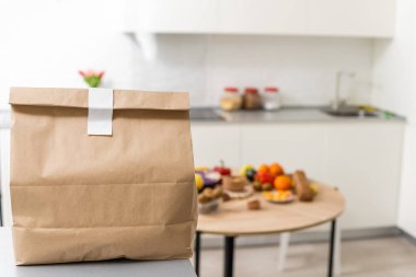 Günlük yemek ve atıştırmalıklar. Diyet beslenme ve fotokopi alanı olan kahverengi kese kağıdı, restorandan sağlıklı yemek teslimatı, kese kağıdının arka planında lezzetli yiyecekler.