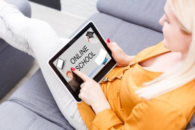 Modern iletişim teknolojisi mobil bilgisayar yüksek teknoloji, geniş web bağlantısı konsepti. Taşınabilir bilgisayar kullanan kız İnternet 'e bağlanmış dünya haritası arkaplanı.