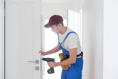 Usta kapıdaki düzeneği ayarlar. Plastik kapı sıkıştı, çalışmıyor. Plastik kapı açılmıyor.