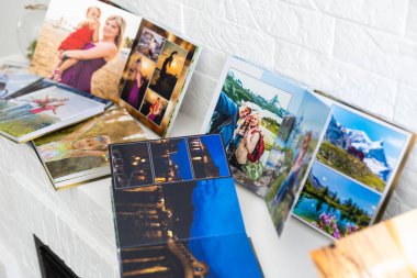 Fotoğraf albümü güzel bir fotobook ile dekore edilmiştir. Beyaz bir arkaplanda sunuldu