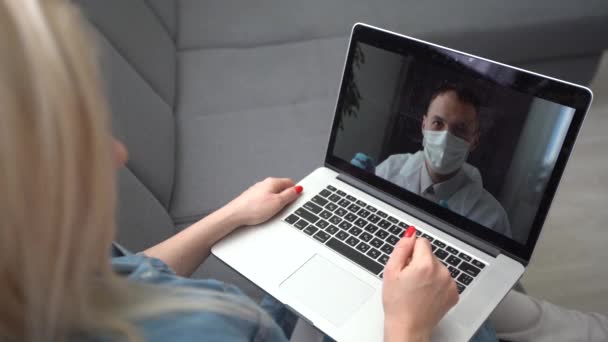 Unga kvinnliga videochattar på laptop i kliniken Doktorn — Stockvideo