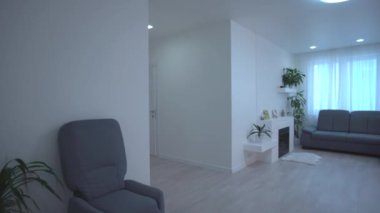 Yeni bir daireye taşınırken, anahtarları olan bir kadın yeni dairesine giriyor, boş beyaz odalara, yeni ev inşaatlarına..