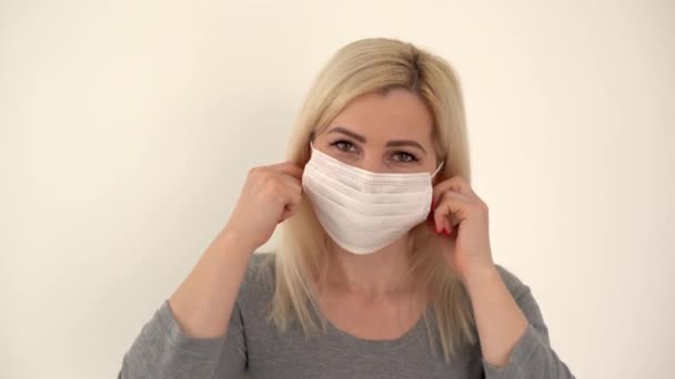 Une jeune femme enlève son masque facial, heureuse de la pandémie de Coronavirus disparaît — Video