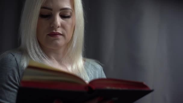 Frau liest die Bibel, liest ein Buch — Stockvideo
