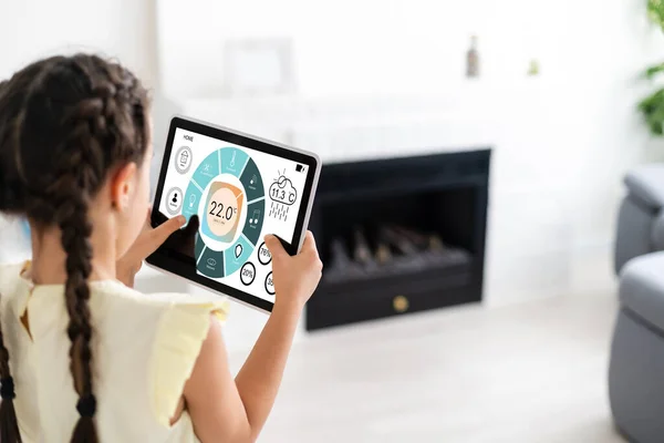 Tiro de menina usando um sistema domótico com seu tablet digital enquanto estava em casa. — Fotografia de Stock