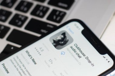 Kyiv, Ukrayna - FEBRUARY 22, 2021: Uygulama Klübü 'nün uygulama simgesi telefon ekranının üstünde, İllüstrasyon Editörü