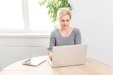 Mutlu Genç Güzel Kadın Laptop Kullanıyor, İçerde.