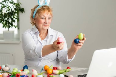 Paskalya yumurtaları ve paskalya ekmekleriyle güzel bir son sınıf kadını.