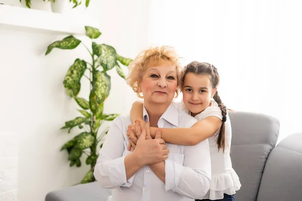 Retrato de cerca de una nieta y abuela sonriendo — Foto de Stock